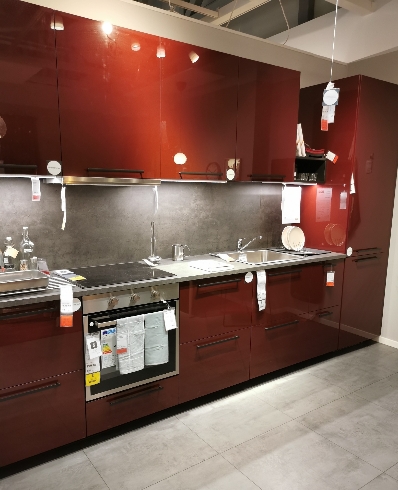 Red kitchen cabinets: a pop of color for a vibrant kitchen